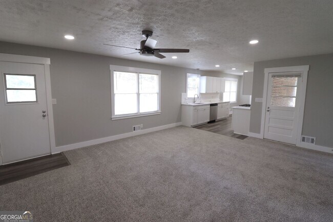 Building Photo - 441 E Northwood Dr