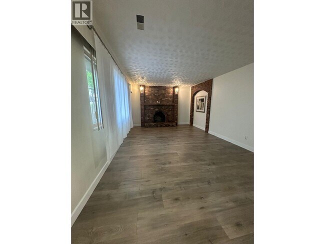 Photo du bâtiment - Lower-2185 CASSIAR STREET