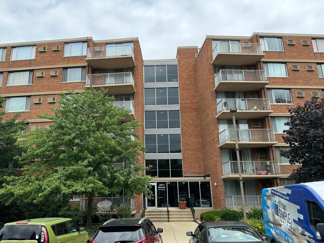 2211 S Stewart Ave Unit 3E, Lombard, IL 60148 Condo for Rent in