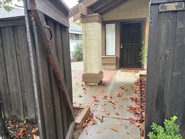 Building Photo - Updated 2bed/2full bath home in Pocket