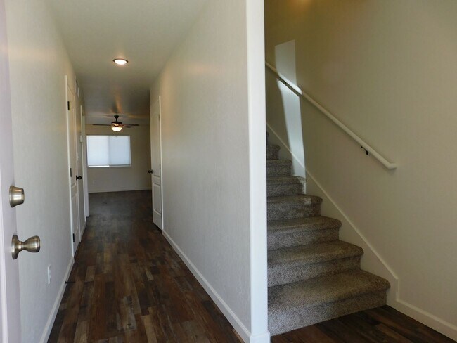Foto del edificio - Townhome Near Shopping