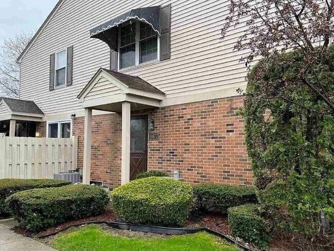 Building Photo - 15877 Cambridge Dr