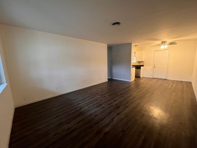 Foto del edificio - 2 Bed/1bath Duplex in Central Austin