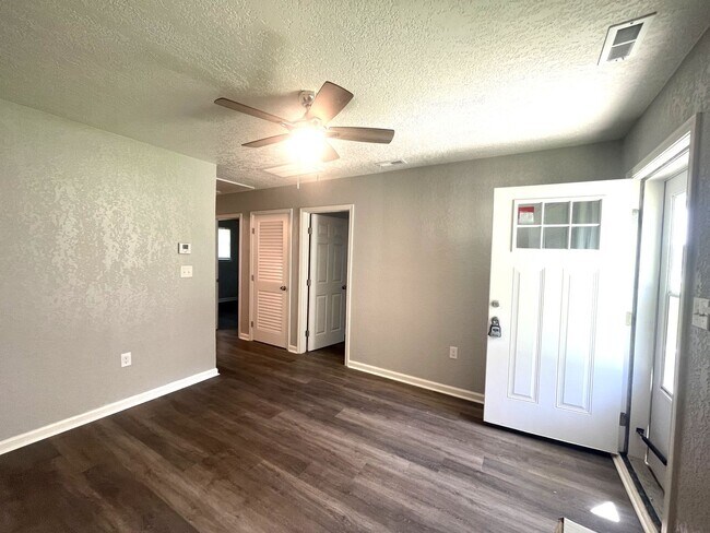 Building Photo - Stunning remodeled 2 bedroom duplex home 1...