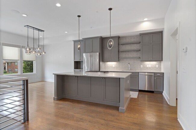 Building Photo - 3 Bed, 5 Bath Home w/ 2 Car Garage in 5 Po...