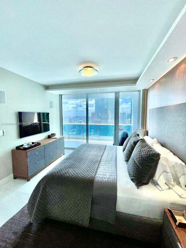 Building Photo - 200 Biscayne Blvd Way