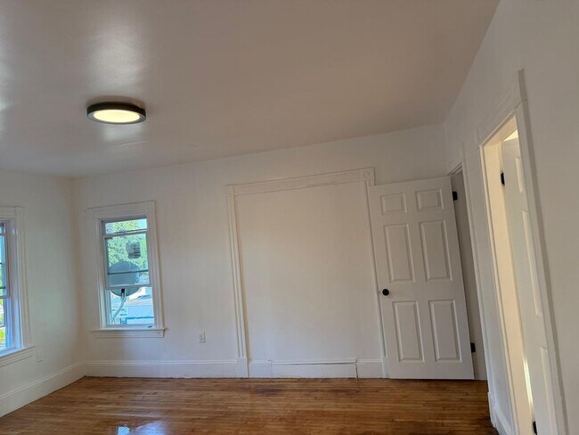 Building Photo - 299 Pleasant St