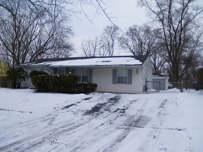 Building Photo - Charming 3-Bedroom Home with Spacious Yard and Detached Garage