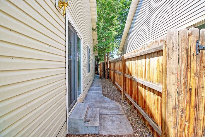 Building Photo - Spacious 3-Bed, 2-Bath Townhome with 2-Car...
