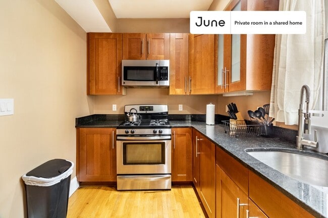 Building Photo - Private bedroom in 4 bed/2 bath Home