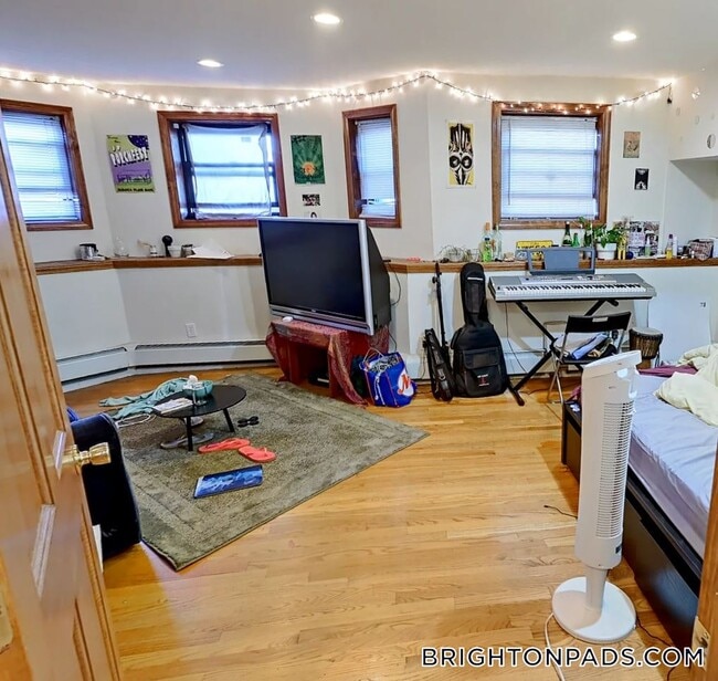 Building Photo - 1422 Commonwealth Ave