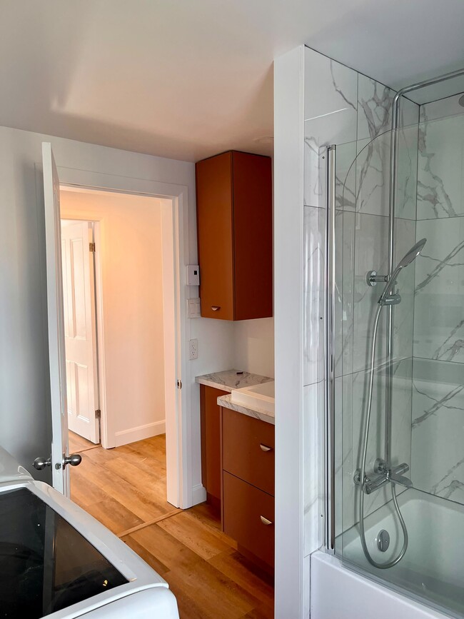 Building Photo - 584 Rue D'aiguillon