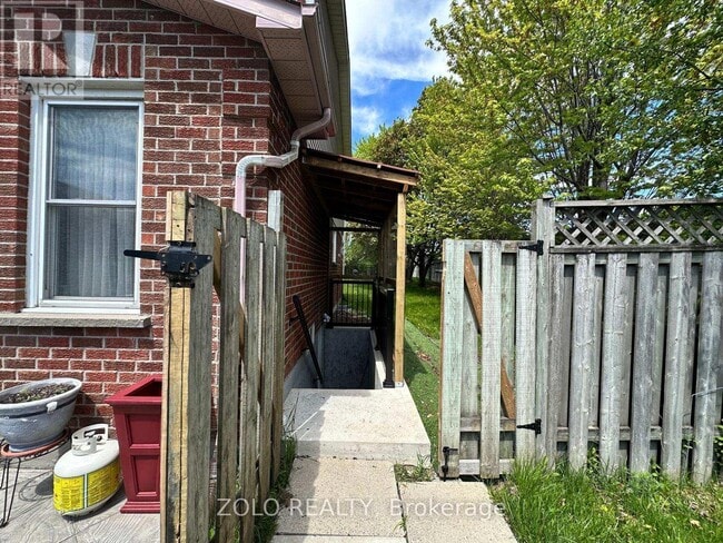 Building Photo - 138 Mandrake St
