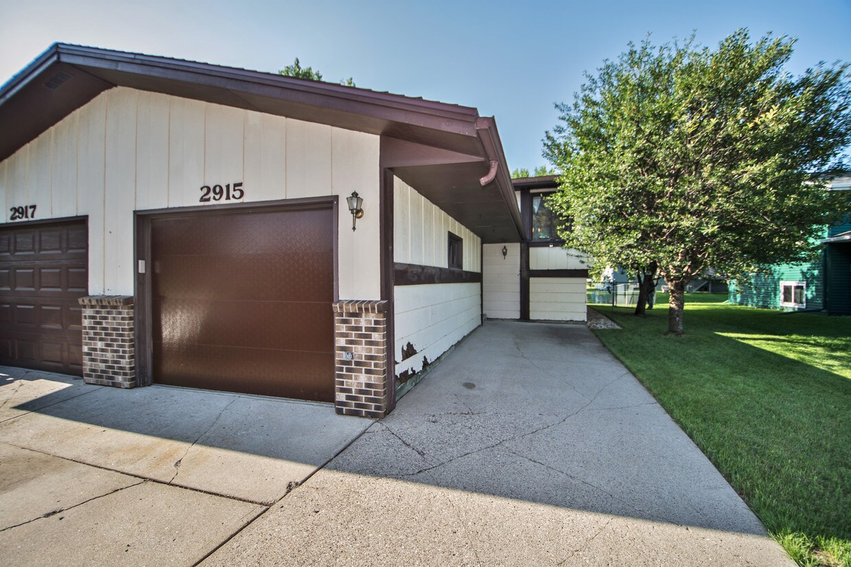 Primary Photo - 2915 Heatherwood Cir S