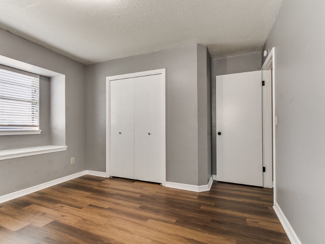 Building Photo - 6428 N Harvard Ave