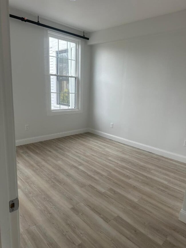 Building Photo - 386 High St
