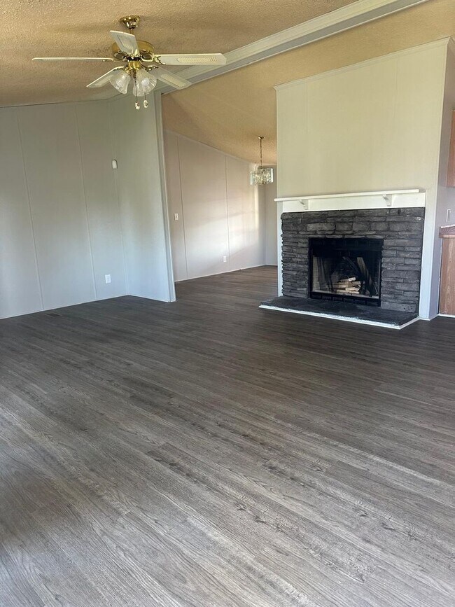 Building Photo - Murfreesboro Home on 2 acres with workshops. 3/2