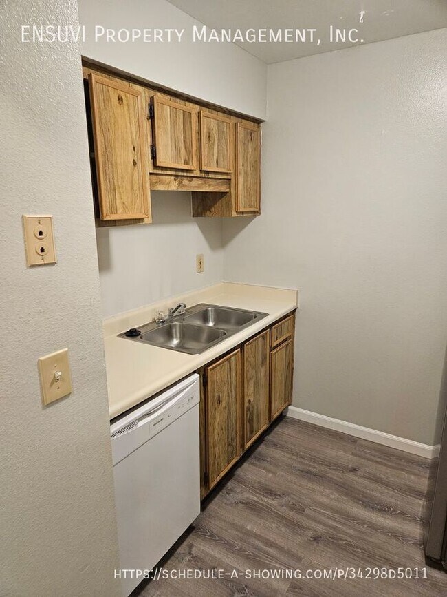 Building Photo - 2-bedroom / 2 bath condo is located in the...