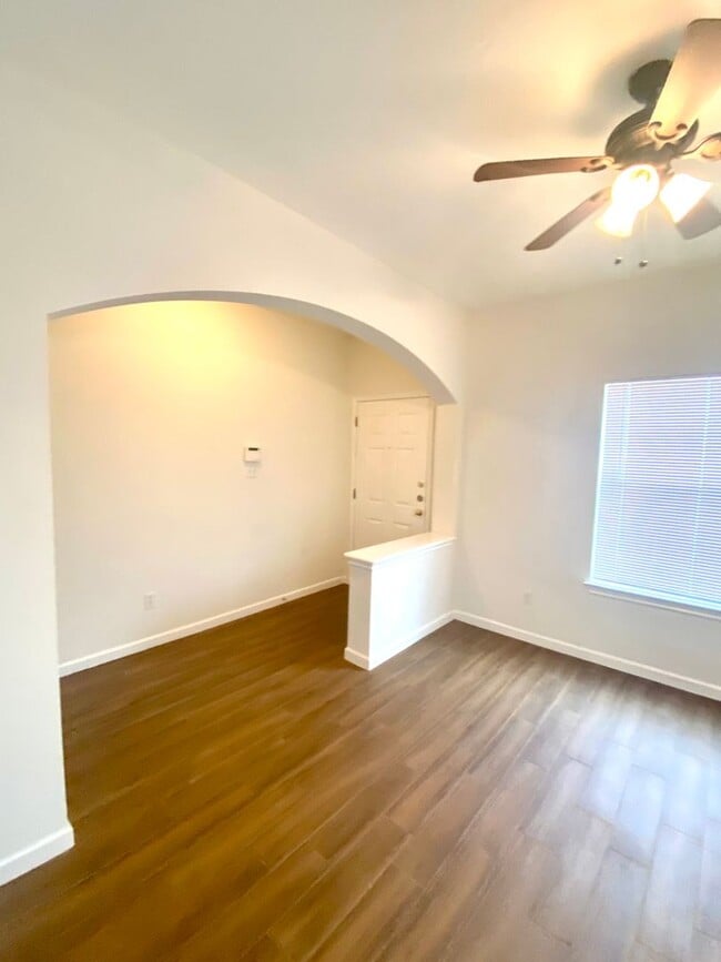 Building Photo - 804 N Creek Blvd