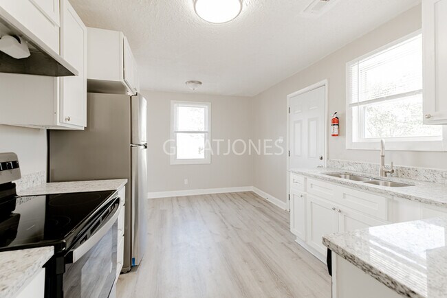 Building Photo - Charming 2 bedroom home in Fayetteville!