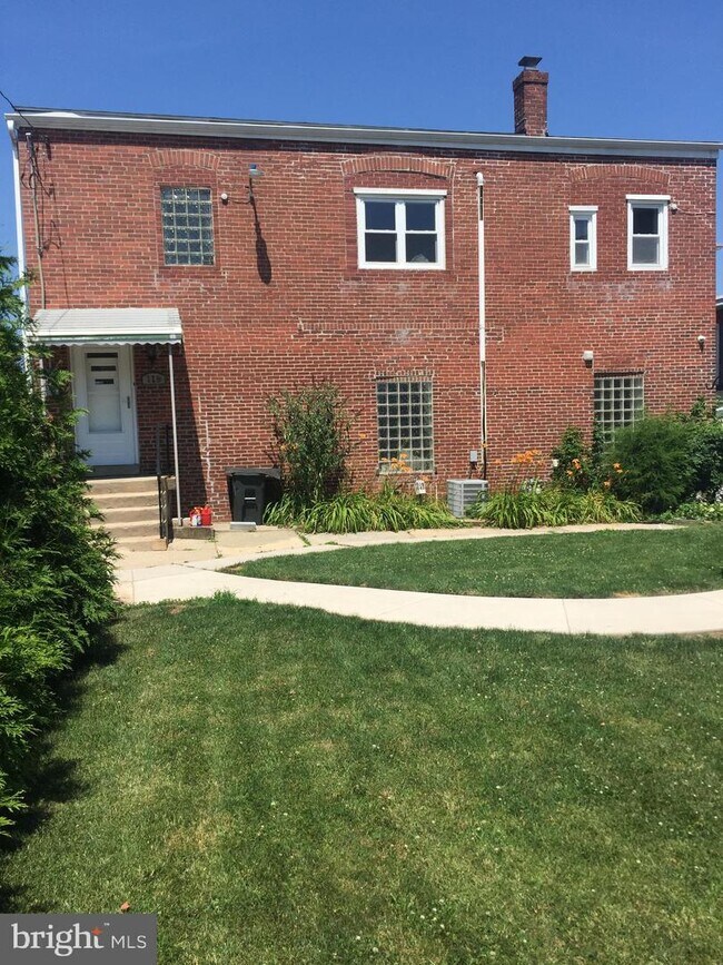 Foto del edificio - 118 W 9th St