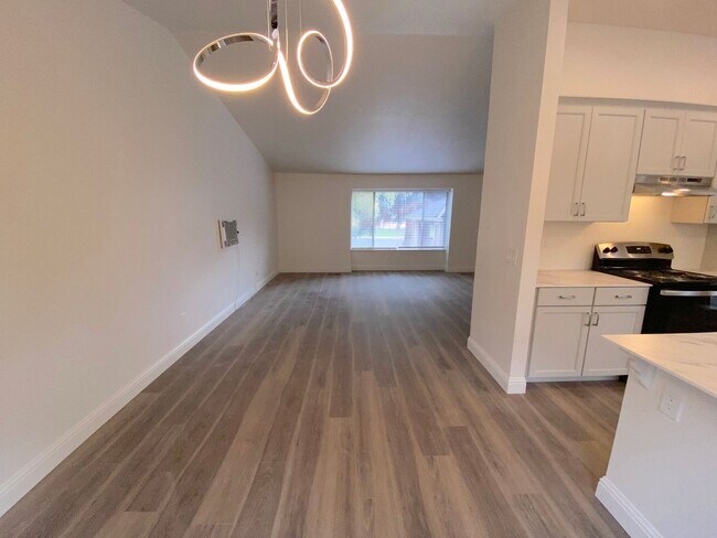 Building Photo - Modern 4 Bedroom, 3 Bath House - Near Died...