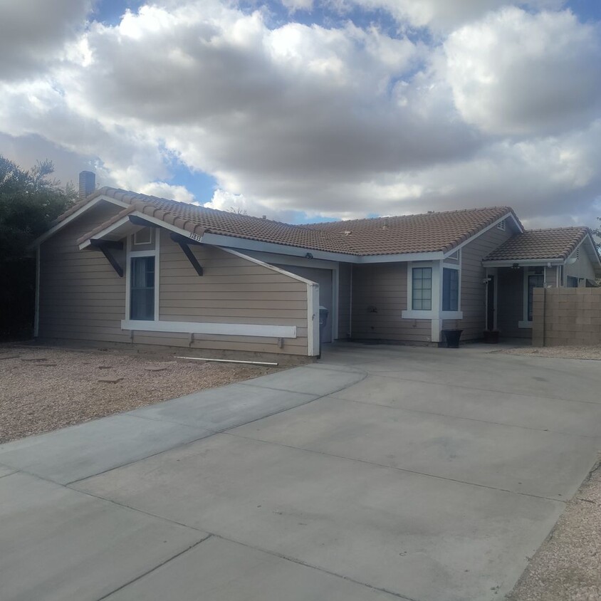 Foto principal - Move-In Ready 3-Bedroom, 2-Bath Single-Fam...