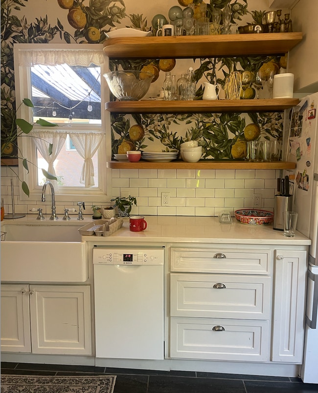 Cocina recién remodelada, incluye lavavajillas y microondas. - 222 NE 53rd Ave