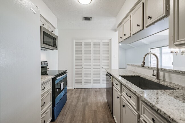 Foto del edificio - 3311 Palm Desert Ln