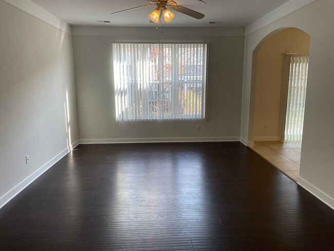 Building Photo - 3 Bedroom, 2 1/2 Bath, Townhouse w/ 2-Car ...