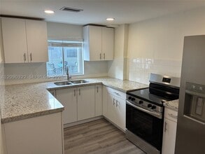 Building Photo - 2628 SW 31st Pl