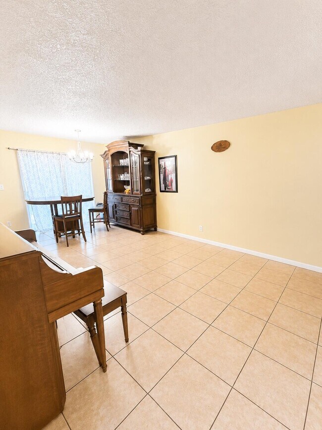 Building Photo - 3331 Commodore Ct