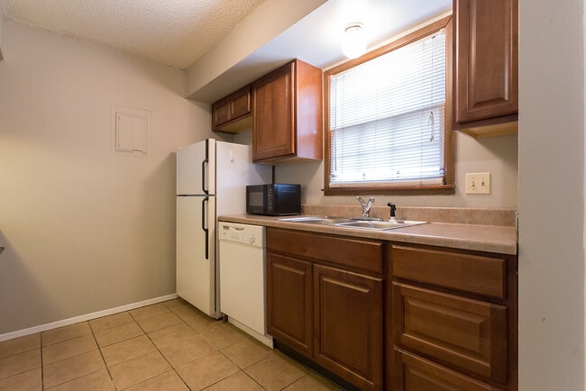 Building Photo - 1021 Illinois St