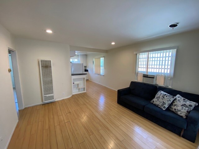 Livingroom - 211 E Chestnut St
