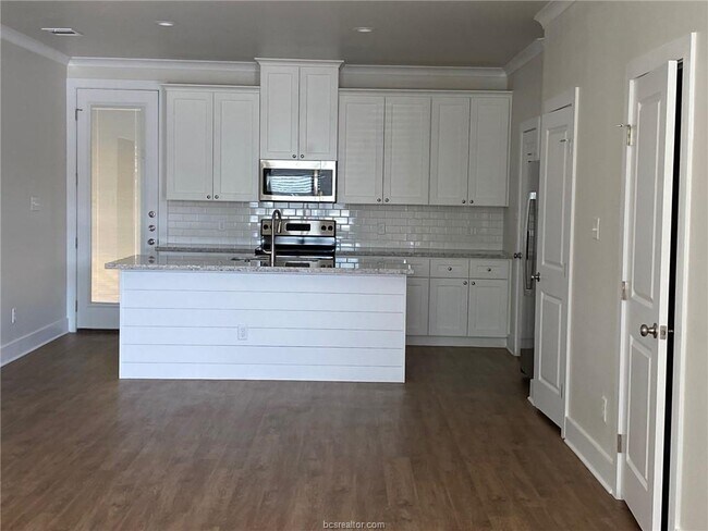 Building Photo - 505 Dominik Dr