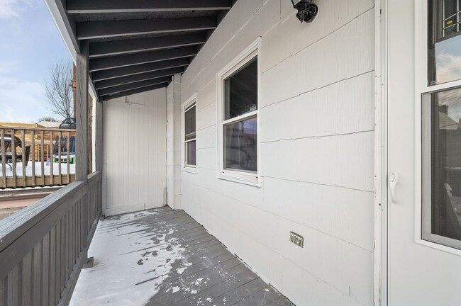 Building Photo - 3 bed 1 bath - completely updated, great l...