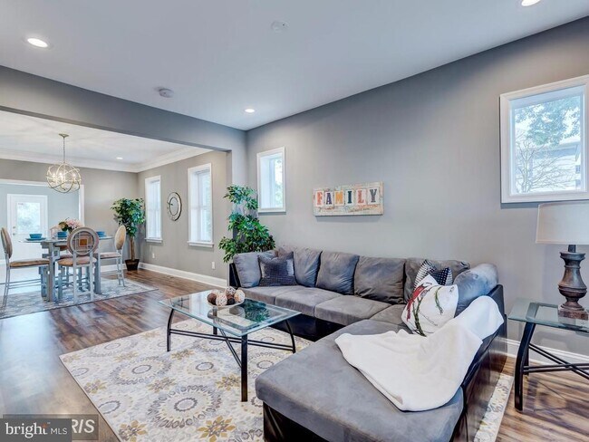 Foto del edificio - 5919 Glenoak Ave