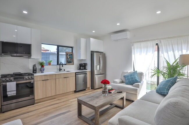 Building Photo - OPEH HOUSE SAT 04/25/26 3pm - 6 pm   Beautiful, Fully Furnished 2BR w/ washer / dryer appliances
