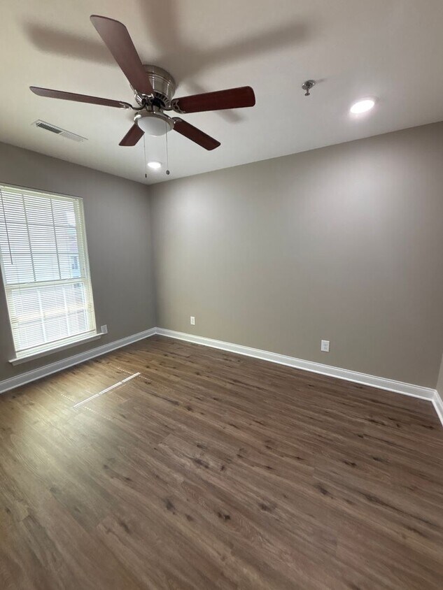 Building Photo - 2 BED 1.5 BATH CONDO AVAILABLE!