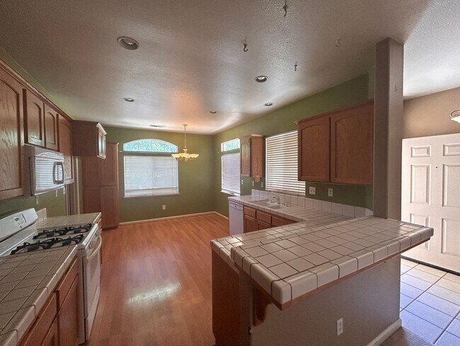 Foto del edificio - Open and spacious in Lemoore