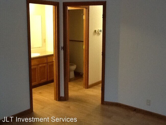 Building Photo - 3 br, 2.5 bath House - 1675 Kings North