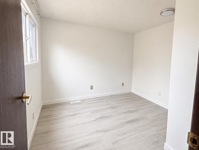 Photo du bâtiment - 18625-18666 66 Ave NW