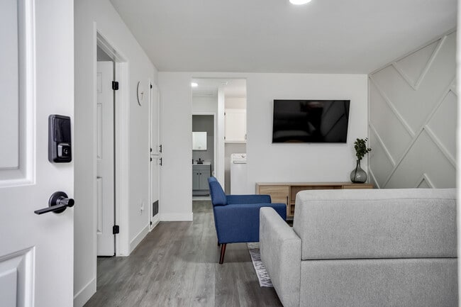 Building Photo - 1522 S Manhattan Plz