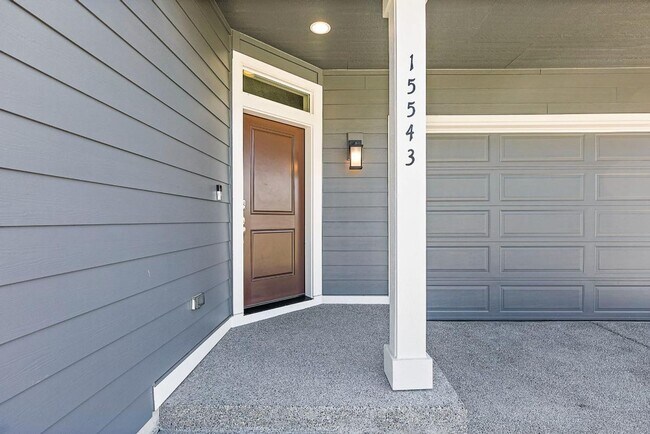 Foto del edificio - Modern 4-Bedroom Yelm Home with Covered Patio, Outdoor Fireplace & Office/Flex Space!