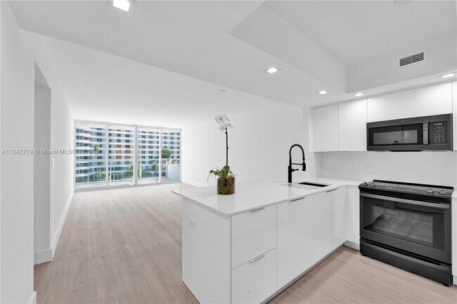 Building Photo - 5600 Collins Ave