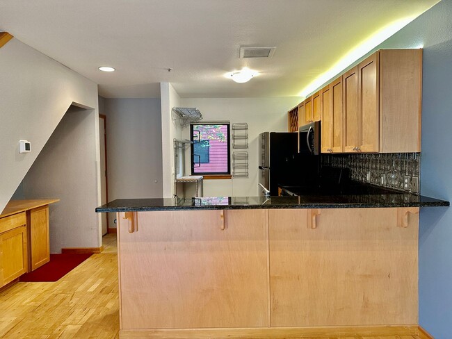 Building Photo - 1 MONTH FREE RENT! | Top Floor Two Bedroom...