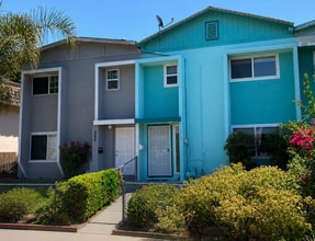 Building Photo - 870 Palm Cir