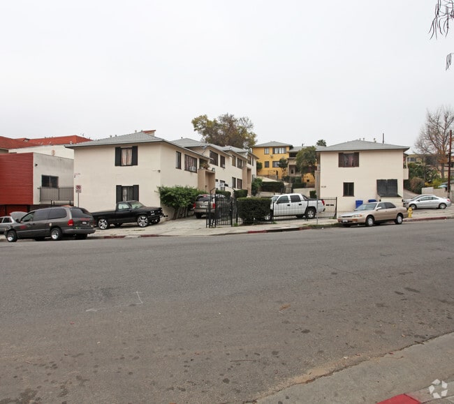 Foto del edificio - Modern 1BR with Balcony & Parking – Live t...