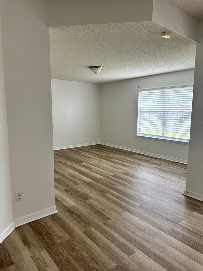 Building Photo - Large 4 bed / 3 bath home minutes from Nav...