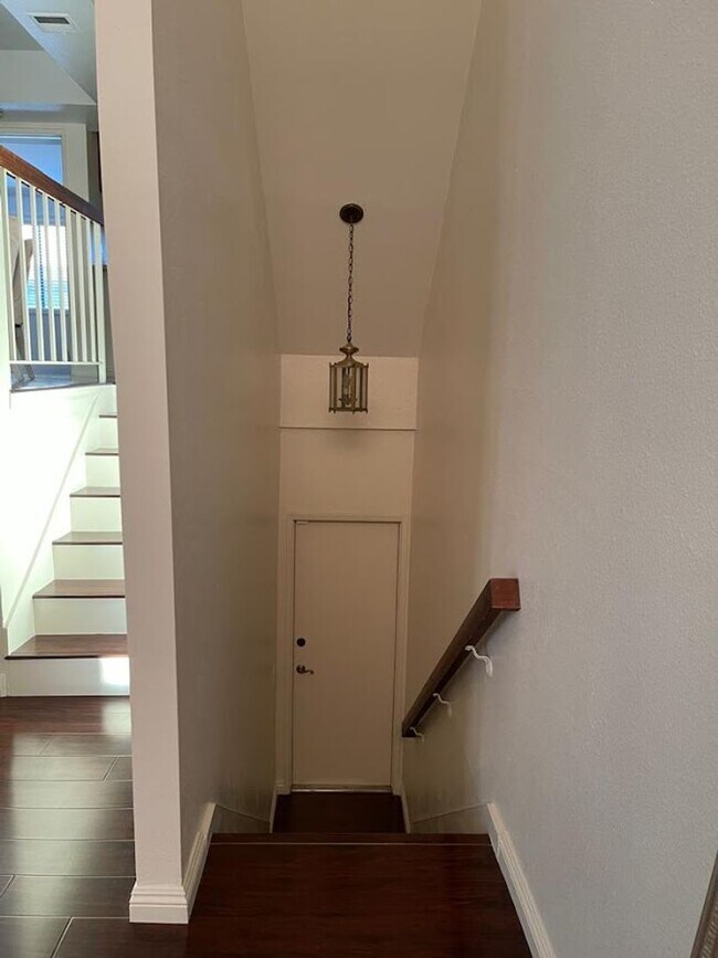 Building Photo - Furnished Tri-Level Townhome | 3BR/3BA | P...